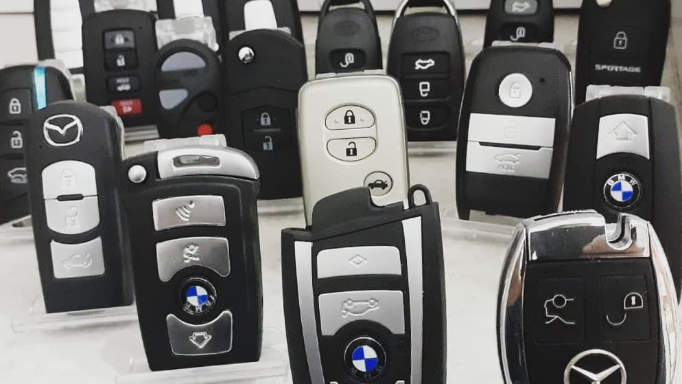 بهترین ساخت و تعمیر ریموت درب و سوئیچ اتومبیل کلیدسازی شبانه روزی در رشت